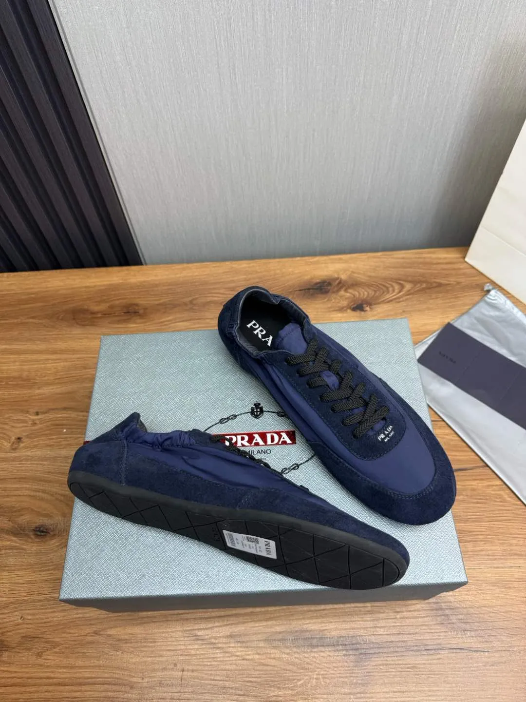 Men's Shoes💰500💰Men's PRADA 2025 Early Spring Collapse New Sports Shoes Moral Training Shoes Collapse's name comes from the fact that it can be easily put on and taken off with bare hands ~ The light and comfortable features create a more relaxed and casual look, and the side elastic design can be worn twice! Super comfortable catwalk sneakers, as thin and light as ballet slippers, as comfortable as sneakers, comfortable and super light on the feet. Fabric: frosted cowhide leather spliced ​​with nylon cloth, cowhide foot pads, men's size 38-45